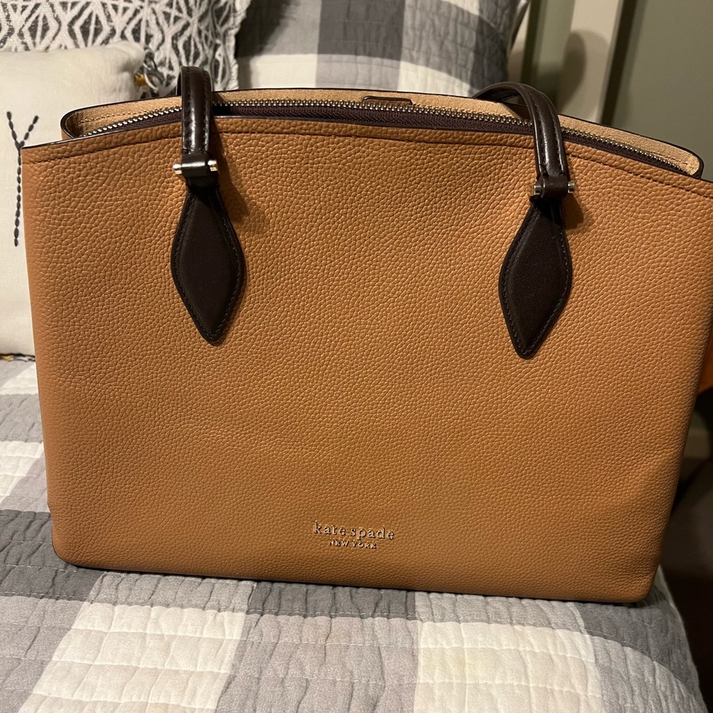 Large Kate Spade bag. Like new used lightly.